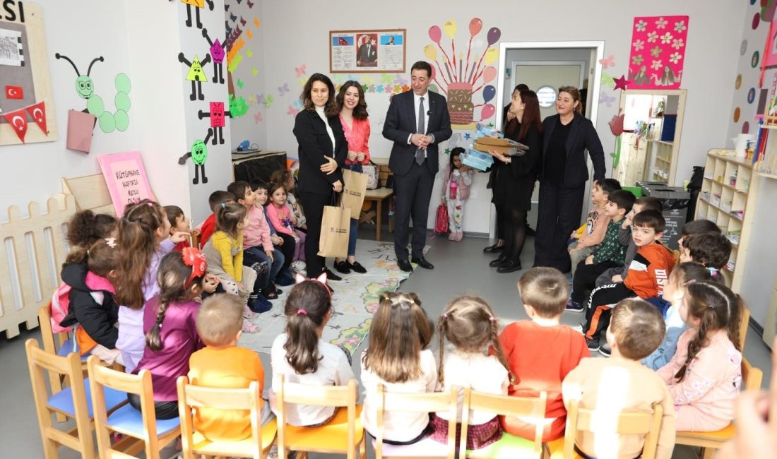 Gündüz Bakım Evi’nde küçük öğrencilerle buluşan Başkan Tosun, hediye dağıtarak