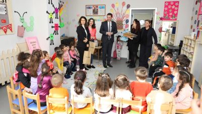 Gündüz Bakım Evi’nde küçük öğrencilerle buluşan Başkan Tosun, hediye dağıtarak