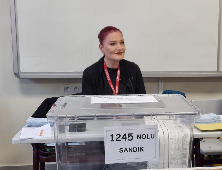 Ünlü sanatçı Candan Erçetin, yerel seçimlerde Sandık Kurulu Üyesi oldu.Ünlü