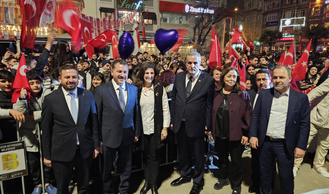 Yılmaz; “Bandırma artık zincirlerini koparmış, bu iş burada bitmiştir” Gençlik festivali kapsamında düzenlenen konserde Büyükşehir Belediye Başkanı Yücel Yılmaz,