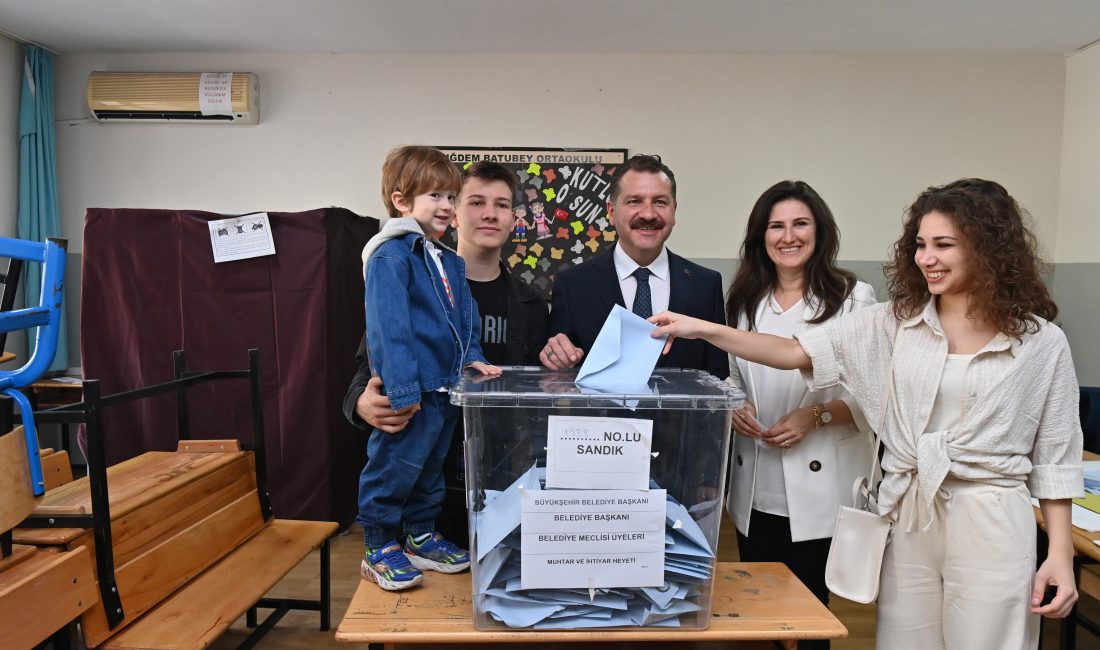 Balıkesir Büyükşehir Belediye Başkanı Yücel Yılmaz, çocukları ve eşi Mehtap