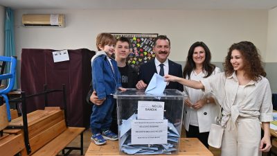 Balıkesir Büyükşehir Belediye Başkanı Yücel Yılmaz, çocukları ve eşi Mehtap