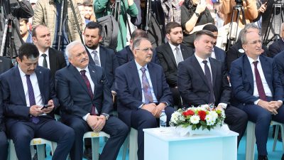 Aksaray Belediyesi’nin kentsel dönüşüm projesinin temel atma törenine katılan Çevre,