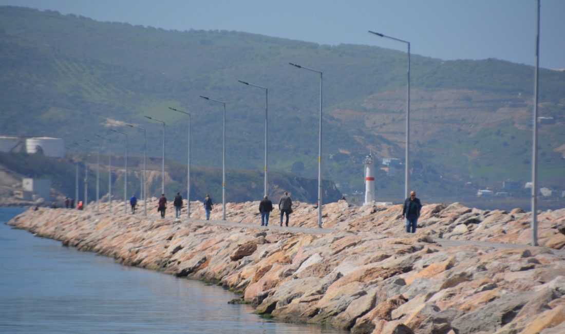 Bandırma’da vatandaşlar, güneşli havanın