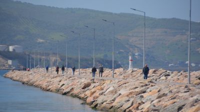 Bandırma’da vatandaşlar, güneşli havanın keyfini çıkartmak için sahil bandı ve