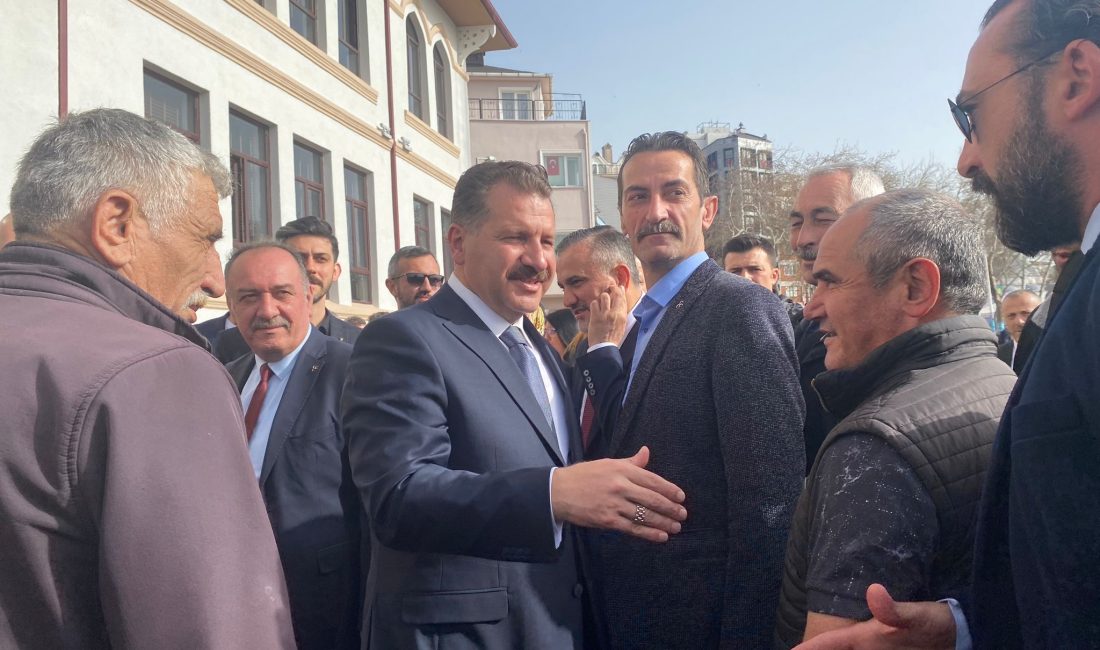 Yılmaz ve Öztaylan,Bandırmalı vatandaşa stat sözü verdi Bandırma’da esnaf ziyareti gerçekleştiren Balıkesir Büyükşehir Belediye Başkanı Yücel Yılmaz