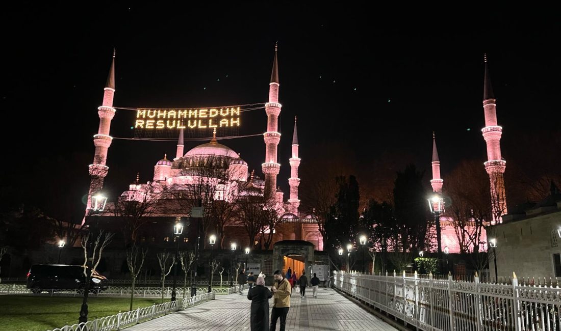 Ramazan ayının ilk teravih namazı kılındı Ramazan ayının gelmesi ile ilk teravih namazı kılındı. İstanbul’da vatandaşlar,
