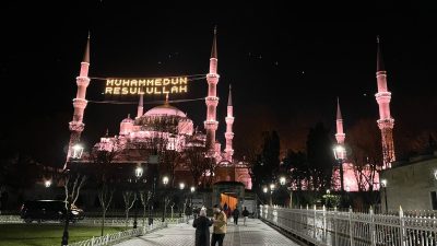 Ramazan ayının gelmesi ile ilk teravih namazı kılındı. İstanbul’da vatandaşlar,