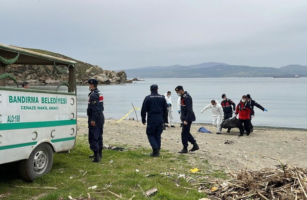 Bandırma’ya bağlı kırsal Dutlimanı bölgesinde denizde bir erkek cesedi bulundu.Edinilen