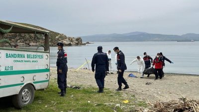 Bandırma’ya bağlı kırsal Dutlimanı bölgesinde denizde bir erkek cesedi bulundu.Edinilen