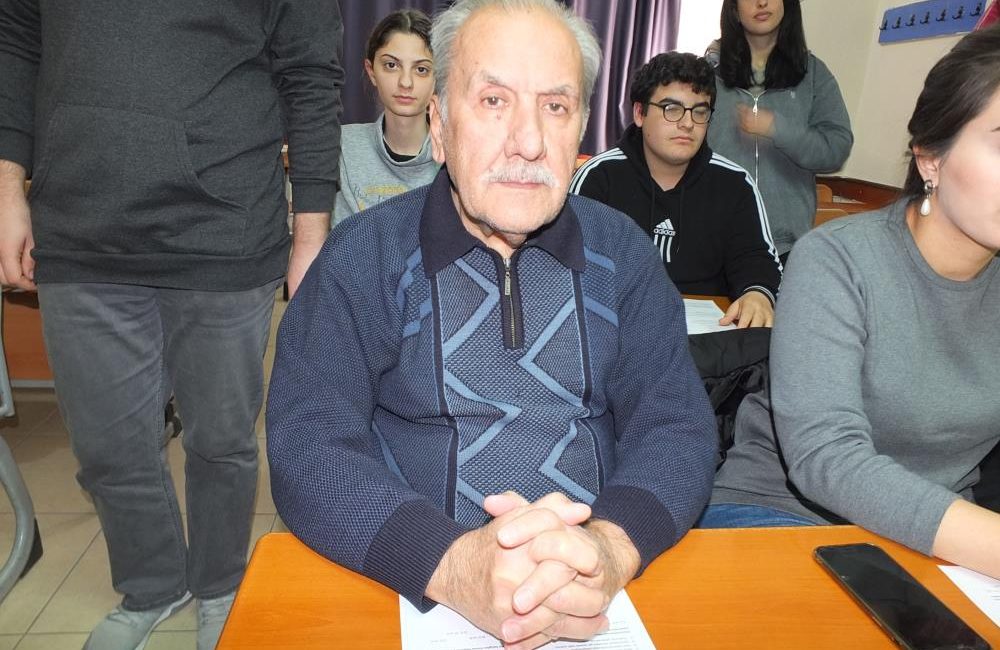 Burhaniye’de, Halk Eğitimi Merkezi Müdürlüğünün düzenlediği Üniversiteye Hazırlık Kursu ilgi
