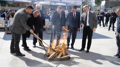 Edremit’te Nevruz Bayramı düzenlenen etkinlik ile kutlandı.Remzi Molvalıoğlu Ortaokulu’nda Türk