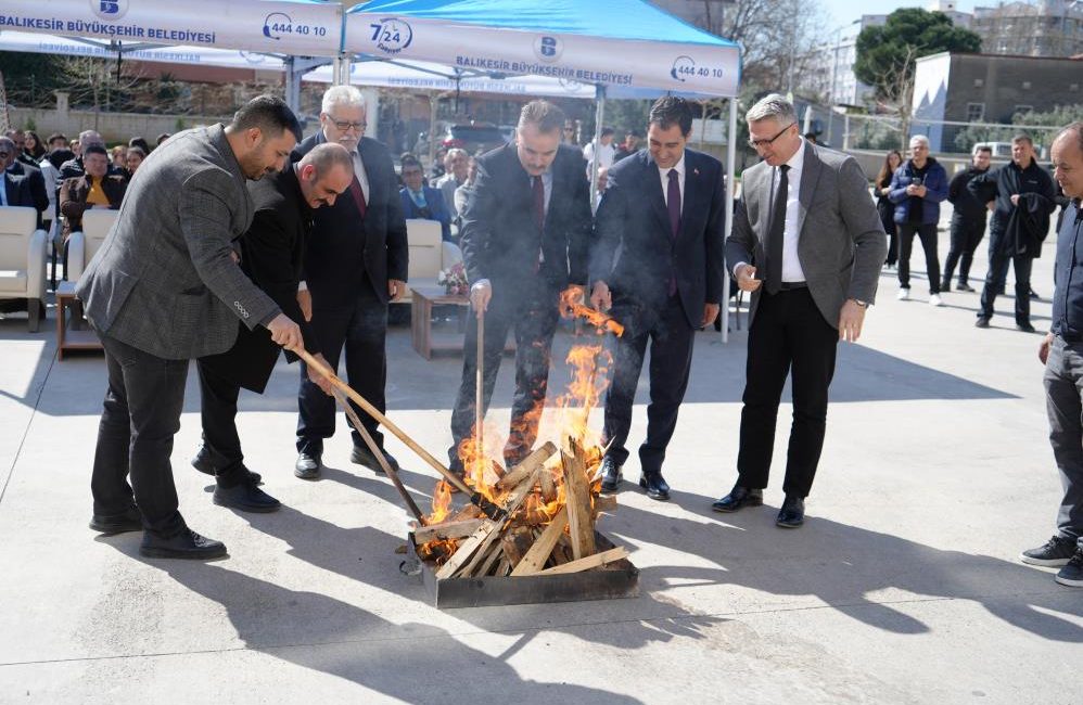 Edremit’te Nevruz Bayramı düzenlenen etkinlik ile kutlandı.Remzi Molvalıoğlu Ortaokulu’nda Türk