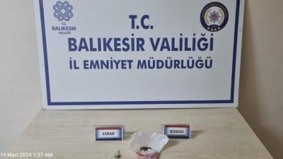 Erdek’te hareketlerinden şüphelenilen bir şahsa üst araması yapıldı. Yapılan aramada