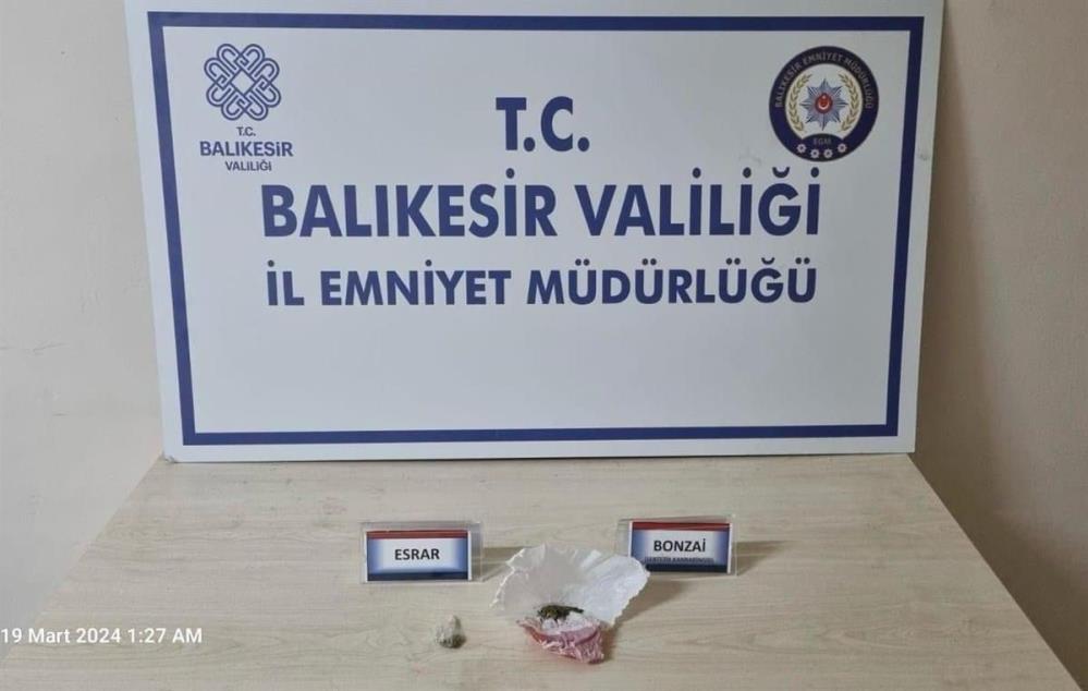 Erdek’te hareketlerinden şüphelenilen bir şahsa üst araması yapıldı. Yapılan aramada