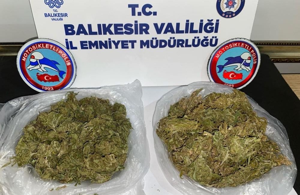 Bandırma’da yunus timlerinin durdurduğu bir araçtan 80 gram esrar ele