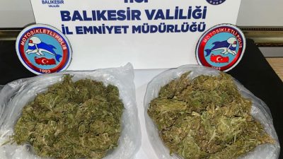 Bandırma’da yunus timlerinin durdurduğu bir araçtan 80 gram esrar ele
