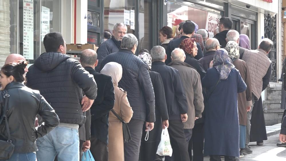 Ramazan ayında fırınların önünde oluşan pide kuyruğu bu sefer, uygun
