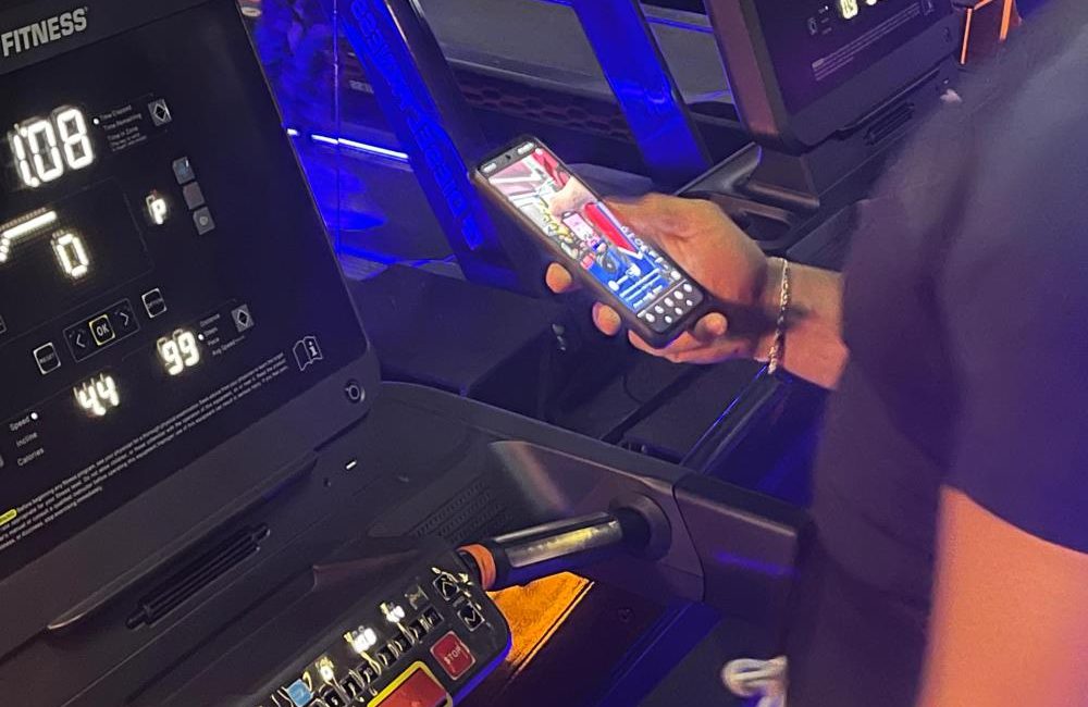 Eskişehirli fitness antrenörü Hüseyin Erkul, egzersiz sırasında kullanılan cep telefonun,