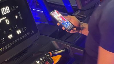 Eskişehirli fitness antrenörü Hüseyin Erkul, egzersiz sırasında kullanılan cep telefonun,