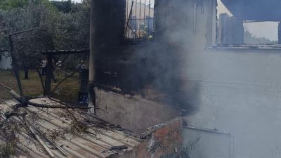 Erdek’te bir evde yangın çıktı. Meydana gelen yangın itfaiye ekiplerince
