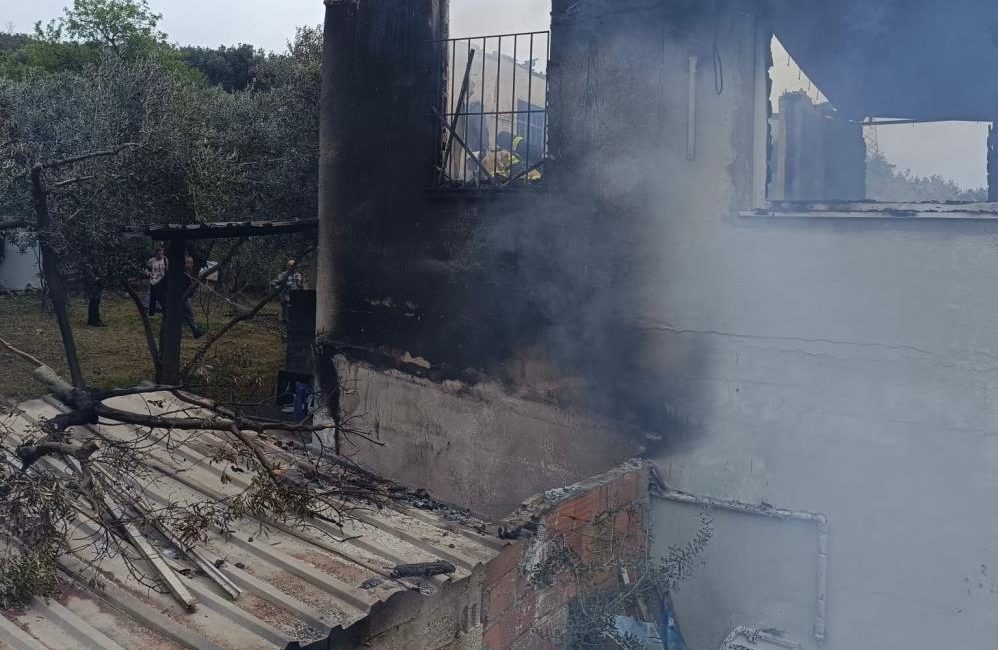 Erdek’te bir evde yangın çıktı. Meydana gelen yangın itfaiye ekiplerince