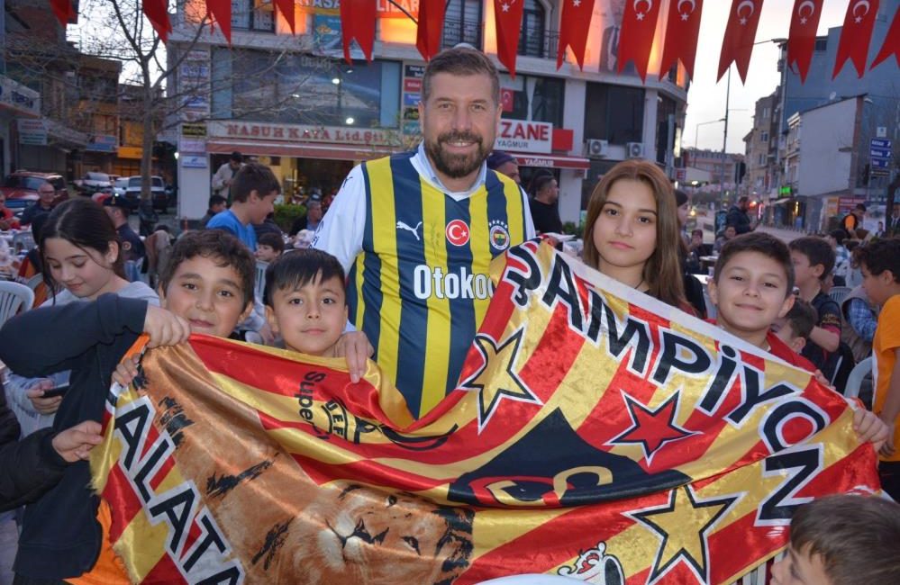 Sındırgı’da Galatasaraylı taraftarlar bu yıl da iftar geleneği bozmadı. Pandemi
