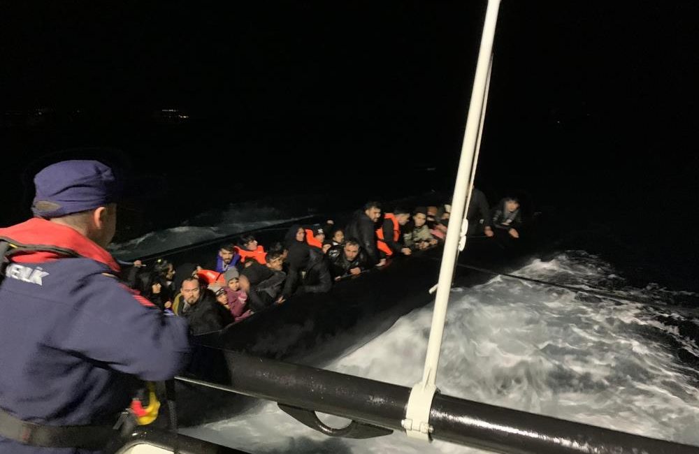  Ayvalık’ta mobil radar tarafından tespit edilen düzensiz göçmen botunda 54