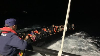  Ayvalık’ta mobil radar tarafından tespit edilen düzensiz göçmen botunda 54