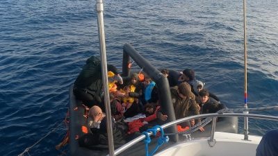 Ayvalık’ta açıklarında Yunanistan unsurları tarafından Türk karasularına geri itilen 40