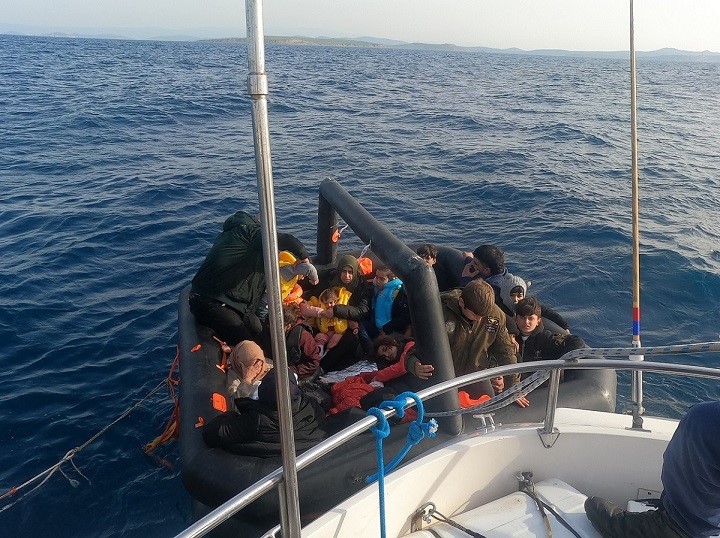 Ayvalık’ta açıklarında Yunanistan unsurları tarafından Türk karasularına geri itilen 40