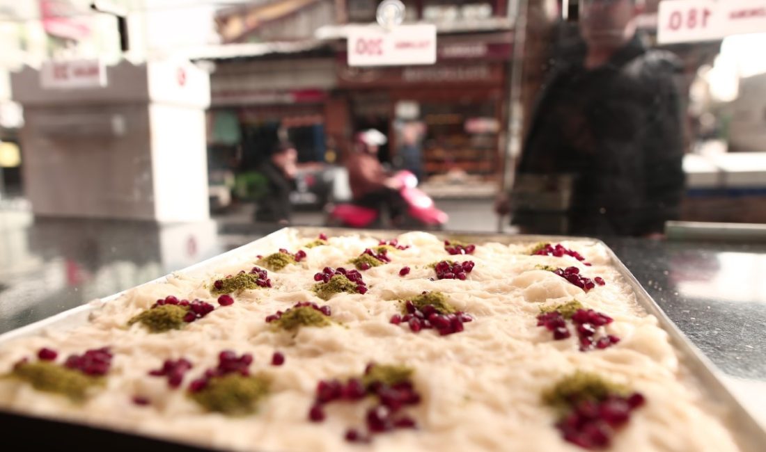 İftar sofralarının vazgeçilmez tatlısı güllaç Ramazan ayında iftar sofralarının vazgeçilmez tatlısı güllaç tezgahlarda yerini aldı.