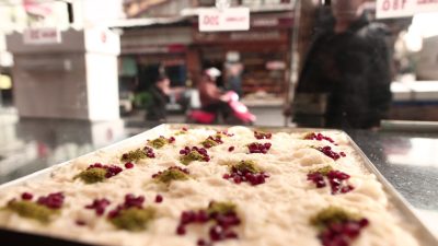 Ramazan ayında iftar sofralarının vazgeçilmez tatlısı güllaç tezgahlarda yerini aldı.