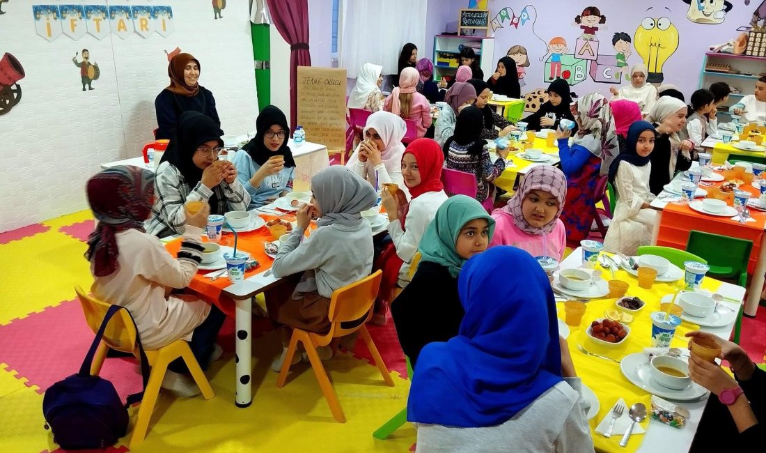 Ramazan ayı programı kapsamında Müftü Pehlivan, iftarını ilkokul öğrencileriyle birlikte