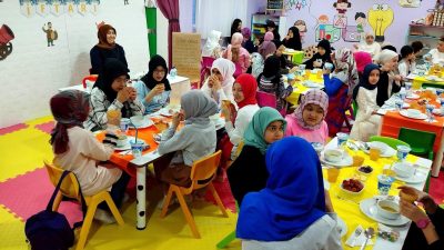 Ramazan ayı programı kapsamında Müftü Pehlivan, iftarını ilkokul öğrencileriyle birlikte