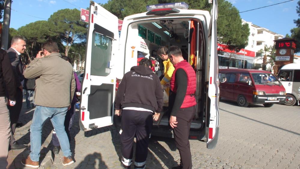 Burhaniye’de otomobille çarpışan motosiklet sürücüsü yaralandı.Kaza, Hürriyet caddesinde Naci Kamış