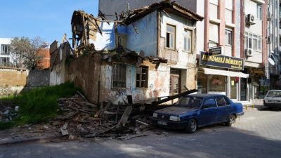 Edremit’te metruk bir bina park halindeki otomobilin üzerine çöktü.Edinilen bilgiye