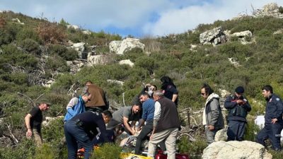 Kazdağları’nda M.F.Ş. yönetimindeki yamaç paraşütü Altınoluk Cam Seyir Terası yolu
