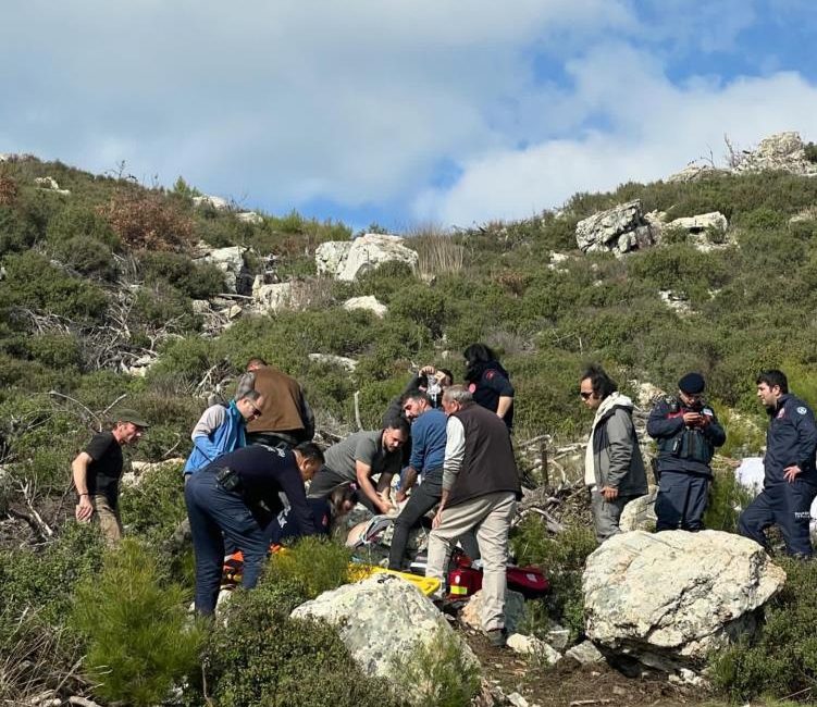 Kazdağları’nda M.F.Ş. yönetimindeki yamaç paraşütü Altınoluk Cam Seyir Terası yolu