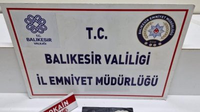  Edremit’te polis tarafından yapılan narkotik operasyonunda 2 zehir taciri yakalandı.Edinilen