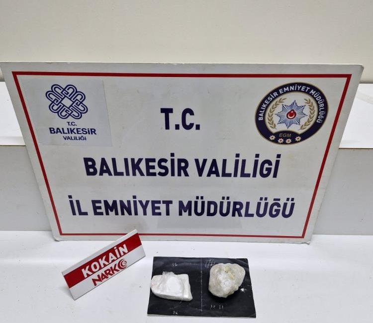  Edremit’te polis tarafından yapılan narkotik operasyonunda 2 zehir taciri yakalandı.Edinilen