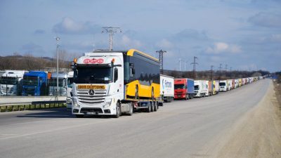 Edirne’den Bulgaristan’a açılan Hamzabeyli Sınır Kapısı’nda yaşanan kilometrelerce tır kuyruğu
