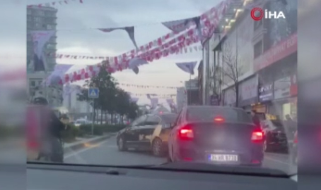 Esenyurt’ta bir şahıs trafikte tartıştığı sürücüyü cadde boyunca takip ederek