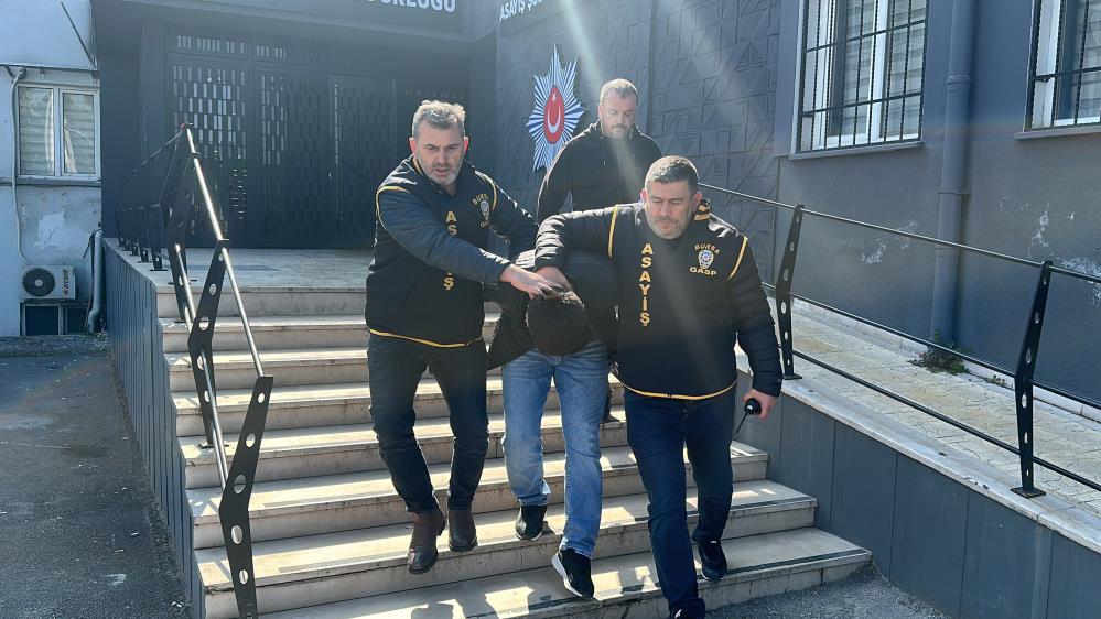 Bursa’da bir kuyumcudan 3.5 milyon lira değerinde altın çalan zanlılar,