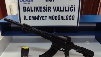  Balıkesir’de emniyet ekipleri şüpheli şahıs ve araçlara yönelik gerçekleştirdiği denetimde