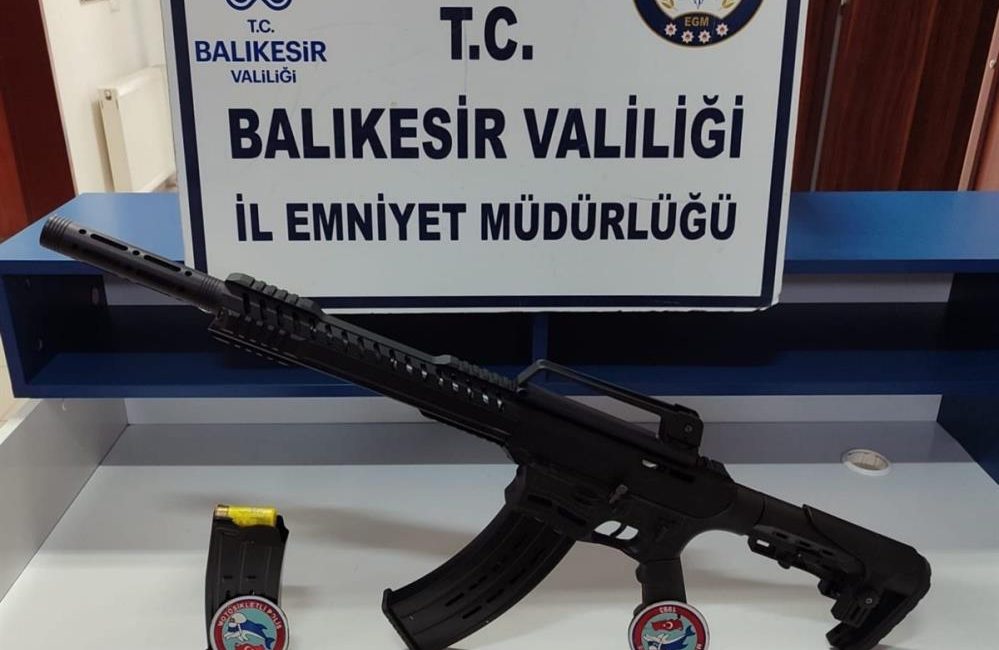  Balıkesir’de emniyet ekipleri şüpheli şahıs ve araçlara yönelik gerçekleştirdiği denetimde