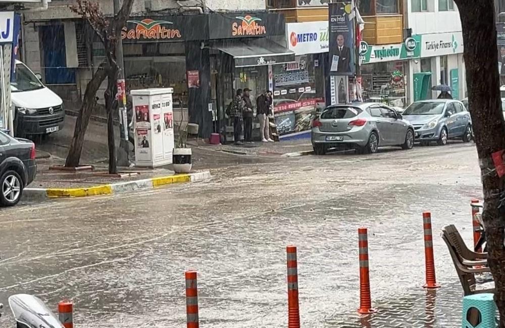 Bandırma’da ani bastıran sağanak yağış ve dolu 10 dakikada hayatı