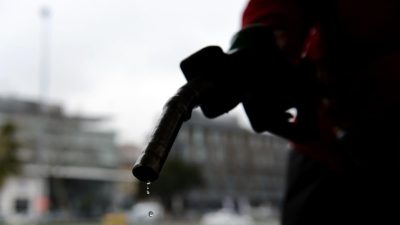 Bu geceyarısından itibaren geçerli olacak şekilde benzine 1 lira 53