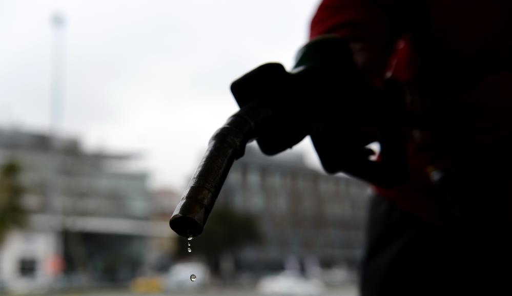 Bu geceyarısından itibaren geçerli olacak şekilde benzine 1 lira 53