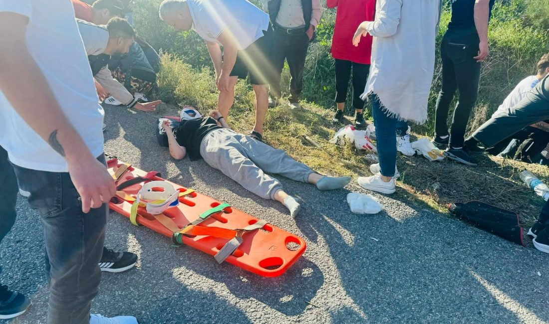Gözünü güneş alınca yoldan çıkarak kaza yaptı: 4 yaralı İvrindi’de gözüne güneş ışığı gelen sürücünün direksiyon hakimiyetini kaybettiği otomobil